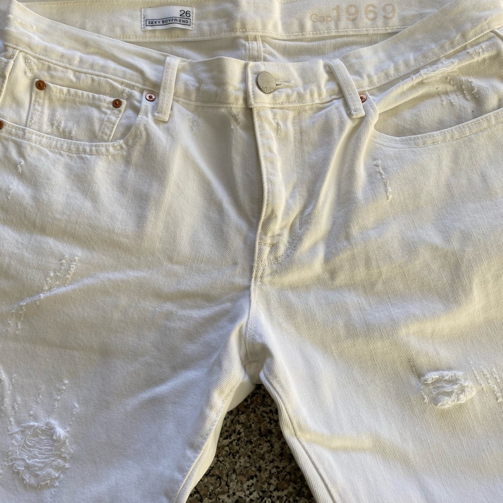 Gap sexy boyfriend jeans. White. Size 26.